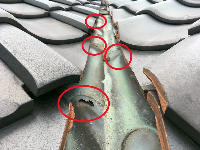 谷板金の複数の穴あき